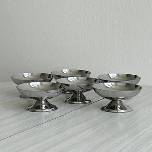 Set van 6 roestvrijstalen kommen op voet, perfect voor desserts en ijs, strak design, elegant servies, stijlvol en origineel cadeau.