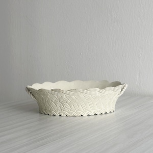 Antyczny porcelanowy kosz, styl wiejski, urokliwy wystrój i patyna czasu, wyrafinowany przedmiot kuchenny
