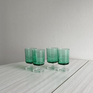 Set of 4 vintage liqueur glasses in translucent green glass, elegant digestive glasses, antique table decoration, antique tableware