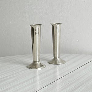 Paire de soliflores en métal argenté, fût conique, base évasée, vases tige design épuré, décor vintage