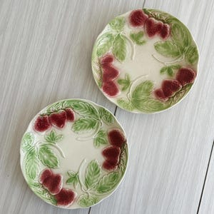 Set of 2 old slip plates with strawberry decoration, presentation plates or wall decoration, colorful vintage tableware to collect