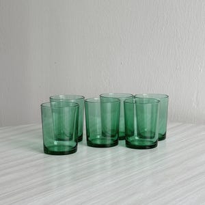 Set of 6 vintage translucent green glasses, water glasses, clean and colorful design, chic and modern table decoration
