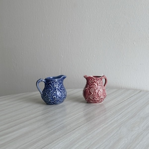 Pequeña jarra antigua para crema de leche o salsera en cerámica rosa o azul, refinada decoración en relieve, elegante y chic accesorio de mesa, regalo