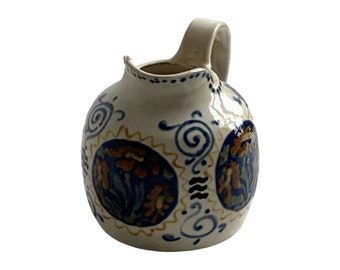 Pequeña regadera - vieja jarra de cerámica.