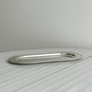 Petit plateau ancien en métal léger, vide-poche élégant et minimaliste, accessoire décoratif chic pour table ou console, objet vintage