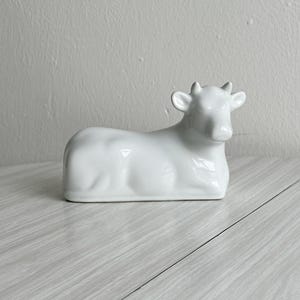 Beurrier ancien en porcelaine blanche, cloche à beurre vache, beurrier de table vintage, décoration campagne chic, objet atypique