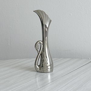 Vintage swan-shaped soliflore vase in shiny metal, unique flower vase, romantic decorative object, original gift for women