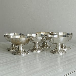Set med 6 försilvrade metallglasskoppar med gadroonerade botten och antik patina; vintage chic porslin