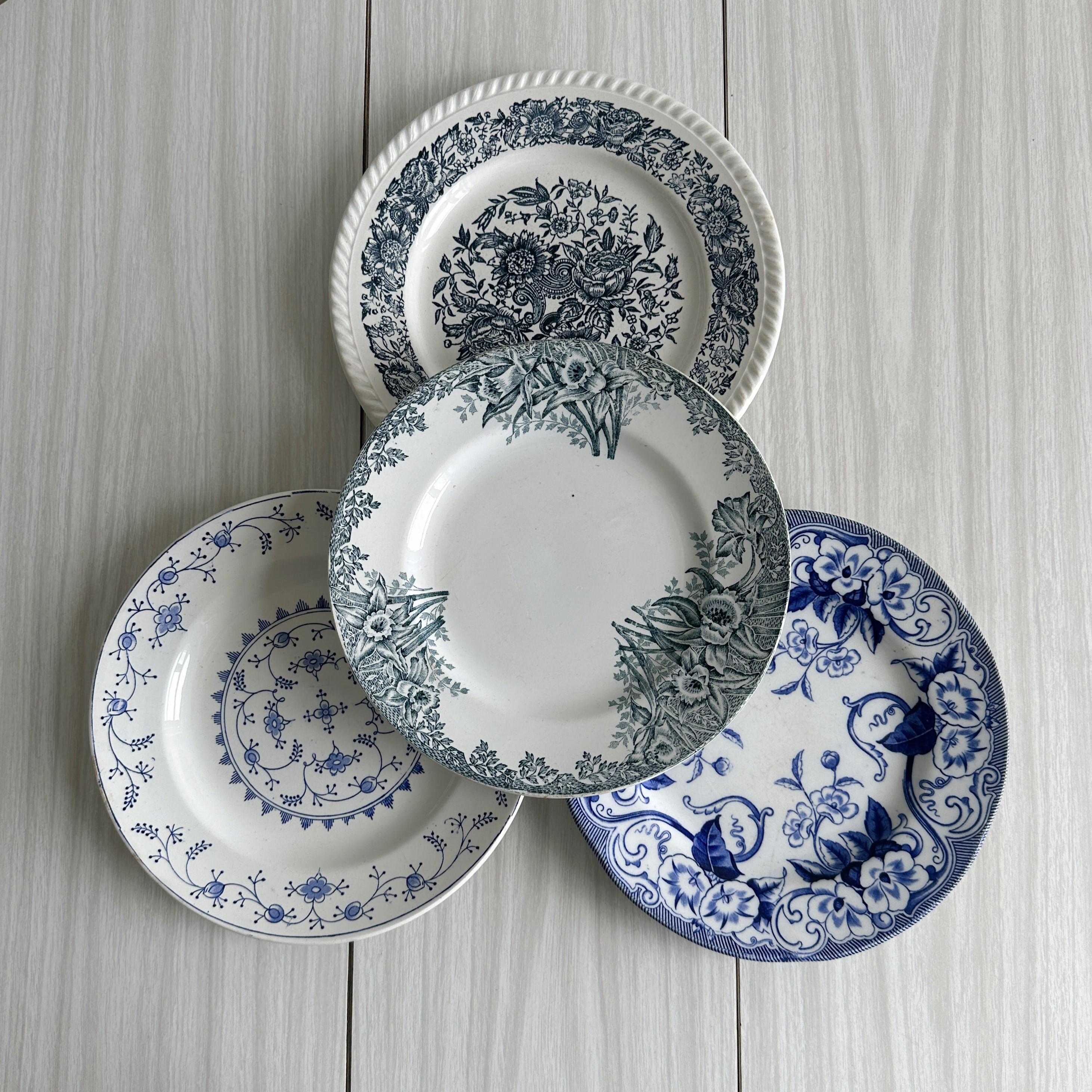 フランスアンティーク　プレート4枚セット 4枚の不揃いなアンティークブループレートのセット、フランスの食器
