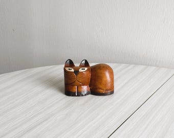 Small carved wooden cat, vintage decorative figurine, cute decorative object, original gift, office or shelf decoration, wood sculpture