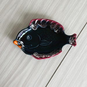 Vide-poche vintage en céramique émaillée, forme poisson coloré, déco bord de mer rétro, vide-clés fun, coupelle originale 60s