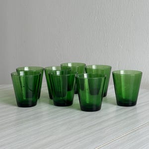 Set of 8 green water glasses, translucent thick glass, colorful vintage tableware, retro table decoration, original drink service
