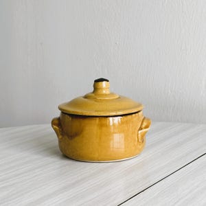 Barattolo vintage in ceramica gialla con coperchio, zuccheriera in gres smaltato, scatola decorativa retrò, accessorio da cucina o contenitore per regali