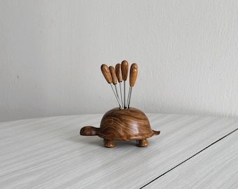 Olive wood skewer holder, turtle-shaped aperitif skewer holder, vintage kitchen decoration, small atypical old object