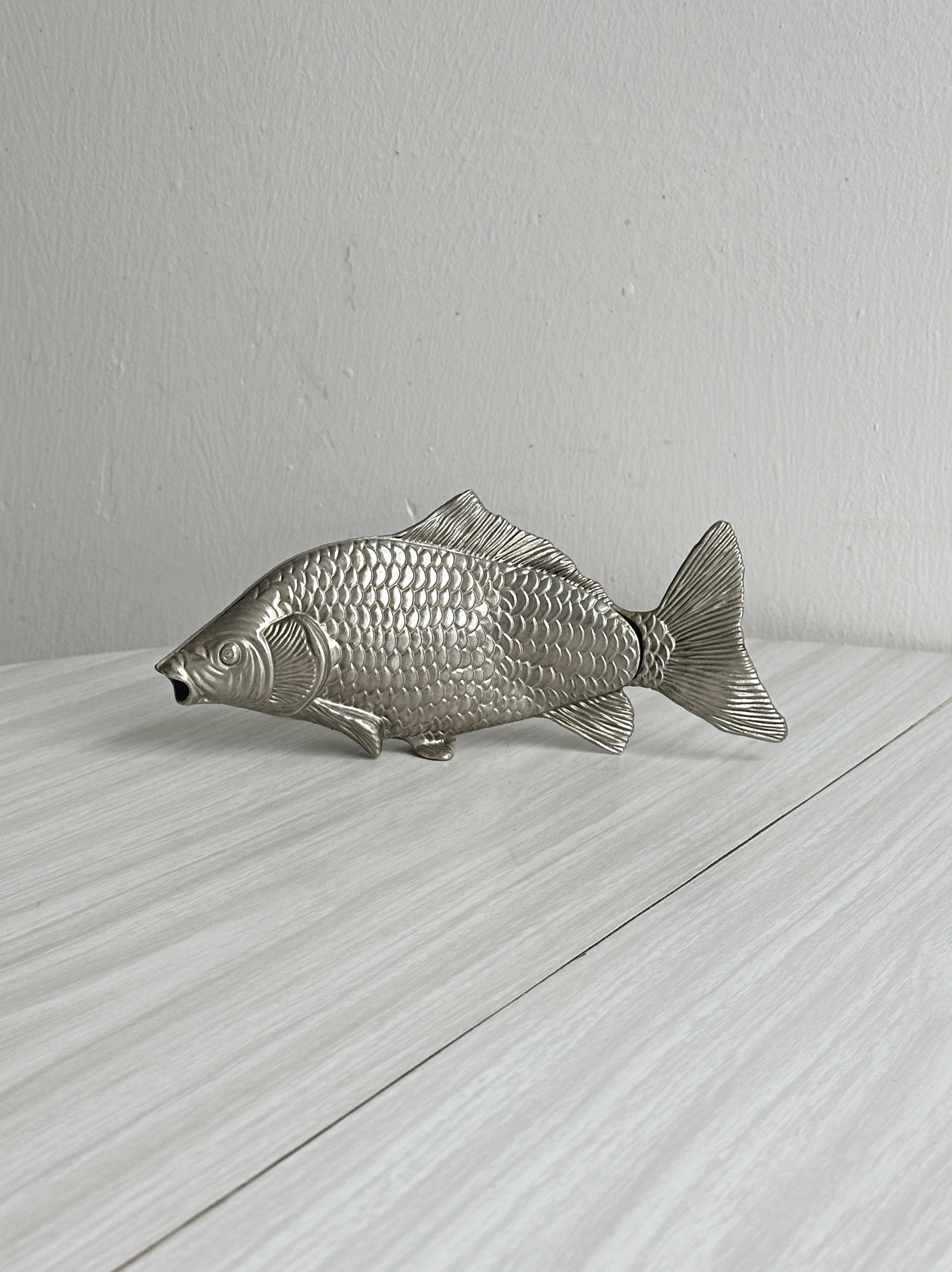 Porte-Serviette Ou Objet Décoratif En Métal Patiné, Design Ancien Forme De Poisson, Accessoire Vintage Original Pour Table Cuisine