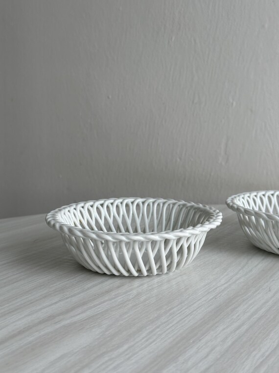 JOLIE ANCIENNE BANNETTE PANIERE A PAIN PORCELAINE ALLEMANDE aile ajourée table Blanc