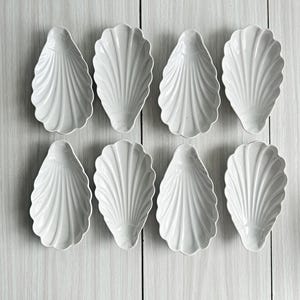 Lot de ramequins en porcelaine blanche, forme coquille nervurée, service entrées et desserts, art de la table français, cadeau original