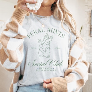 Feral Aunts Club Feral Shirt Somebody&#39;s Feral Aunt In My Auntie Era Auntie Shirt Preppy Clothes Pregnancy Reveal To Sister Feral Cat Shirt