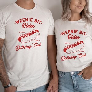 Ein Stückchen älteres Retro Kundenspezifisches Jahr-Geburtstags-Hemd Hotdog-Hemd Hotdog-Geburtstags-Weenies und Martinis 30.Geburtstags-Hemd