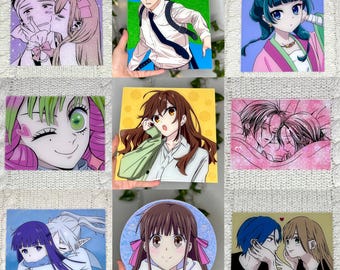 Könnte beinhalten: Neun Kunstdrucke im Anime-Stil mit verschiedenen Charakteren. Die Drucke zeigen eine Reihe von Stilen, von romantischen Szenen bis hin zu individuellen Charakterporträts. Die Farbpaletten variieren, wobei einige Drucke weiche Pastelltöne und andere kräftigere, lebendigere Farbtöne verwenden.