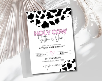 Può includere: Un invito a una festa di compleanno con stampa di mucca in bianco e nero con testo rosa che dice "HOLY COW Sutton is One!" L'invito include i dettagli per la festa del primo compleanno di Sutton, tra cui la data, l'ora, il luogo e le informazioni RSVP.