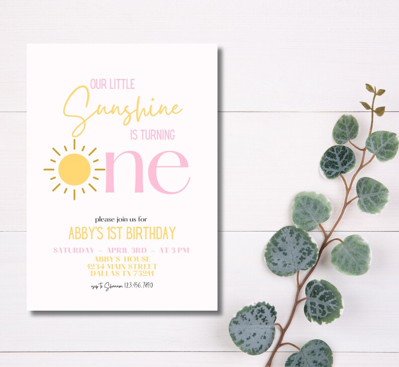 K&ouml;nnte beinhalten: Eine gelbe Sonne mit Strahlen und eine rosafarbene Eins auf wei&szlig;em Hintergrund. Der Text "Our Little Sunshine is Turning" befindet sich &uuml;ber der Sonne und der Eins. Der Text "Please join us for Abby's 1st Birthday" befindet sich unter der Sonne und der Eins. Der Text "Saturday - April 3rd - At 3 PM" befindet sich unter dem Text "Abby's 1st Birthday". Der Text "Abby's House 1234 Main Street Dallas TX 75214" befindet sich unter dem Text "Saturday - April 3rd - At 3 PM". Der Text "RSVP to Shannon 123.456.7690" befindet sich unter dem Text "Abby's House 1234 Main Street Dallas TX 75214".