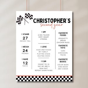 Puede incluir: Un borde de cuadros negros y blancos rodea un póster blanco imprimible con el texto "CHRISTOPHER'S Second year". El póster enumera datos sobre el segundo año de un niño, incluyendo su altura, peso, comidas favoritas, juguetes y libros.
