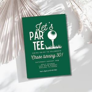 Pode incluir: Um cartão de convite verde com texto branco que diz "Let's PAR TEE" e um gráfico de bola de golfe. O convite é para o 30º aniversário de Chase, com a data, hora e detalhes do local incluídos.