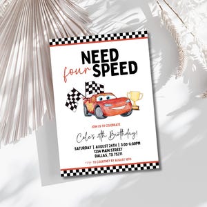 Puede incluir: Un borde rojo y negro a cuadros rodea una invitación blanca para una fiesta de cumpleaños número 4. La invitación dice "Need for Speed" con un coche de carreras rojo y banderas a cuadros. El texto dice "¡Únete a nosotros para celebrar el 4º cumpleaños de Cole!" con la fecha, la hora y la ubicación de la fiesta.