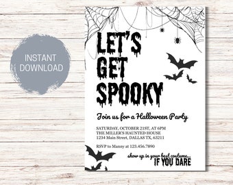 Puede incluir: Invitación a una fiesta de Halloween imprimible en blanco y negro con el texto "Let's Get Spooky" y murciélagos, arañas y telarañas. La invitación incluye la fecha, la hora y el lugar de la fiesta. También se incluye información de RSVP.