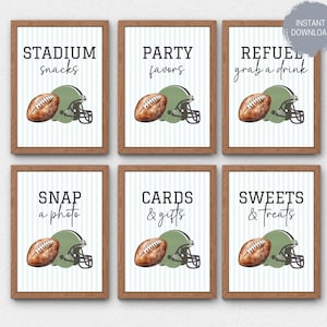 Op de afbeelding: Zes ingelijste prints met een voetbalthema. Elke print toont een voetbal, een groene helm en tekst zoals "Stadium Snacks" en "Party Favors" op een gestreepte achtergrond. De prints zitten in houten frames.