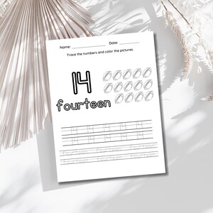 以下が含まれることがあります： 数字の14をなぞって書き、単語「フォーティーン」を書くための白黒の印刷可能なワークシート。ワークシートには、色を塗るための14個のフットボールの画像が含まれています。