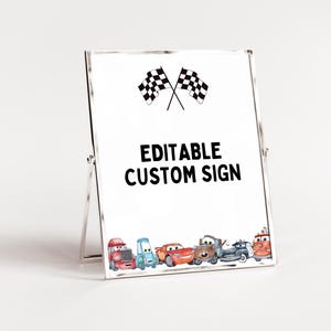 Könnte beinhalten: Editierbares individuelles Schild mit einem karierten Flaggen-Design und einer Reihe von Cartoon-Autos, darunter ein rotes Auto, ein blaues Auto, ein gelbes Auto, ein rotes Auto, ein braunes Auto, ein blaues Auto und ein rotes Auto.