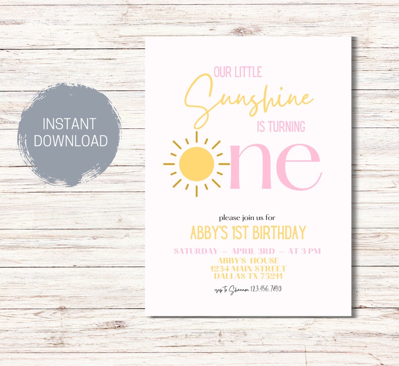 K&ouml;nnte beinhalten: Eine rosafarbene und gelbe Geburtstagseinladung mit einer Sonnendarstellung und dem Text "Our Little Sunshine is Turning One". Die Einladung enth&auml;lt die Details f&uuml;r Abbys 1. Geburtstagsparty, einschlie&szlig;lich Datum, Uhrzeit und Ort.