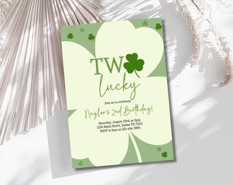 Pode incluir: Convite de festa em forma de trevo verde com o texto "TW Lucky" e "Naylor's 2nd Birthday!"  Junte-se a nós para celebrar Sábado, 23 de agosto, às 15:00 1234 Main Street, Dallas TX 75211 RSVP para Sam no 123-456-7890