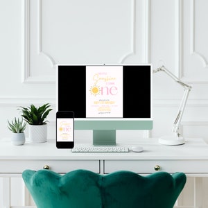 K&ouml;nnte beinhalten: Ein Computerbildschirm und ein Smartphone zeigen eine druckbare Einladung zu einem ersten Geburtstag. Die Einladung zeigt eine gelbe Sonne mit einer pinkfarbenen "Eins" und dem Text "Unser kleiner Sonnenschein wird eins".