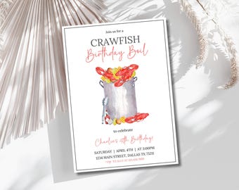 Puede incluir: Tarjeta de invitación blanca con borde negro. La tarjeta presenta el texto "CRAWFISH Birthday Boil" en escritura roja, junto con una ilustración de una olla de cangrejos de río. La tarjeta también incluye detalles del evento y el texto "Charlie's 4th Birthday!"