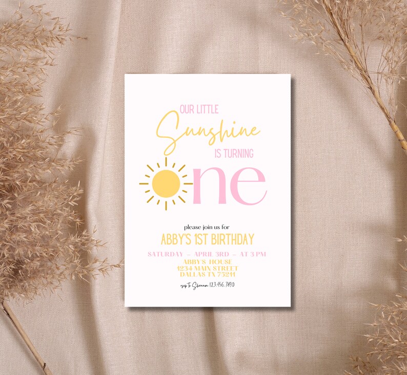 K&ouml;nnte beinhalten: Eine rosafarbene und gelbe Geburtstagseinladung mit einer Sonnengrafik und dem Text "Our Little Sunshine is Turning One". Die Einladung enth&auml;lt die Details f&uuml;r Abbys 1. Geburtstagsparty, einschlie&szlig;lich Datum, Uhrzeit, Ort und Kontaktinformationen.