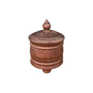 Peut inclure: Un récipient rond en bois avec un couvercle. Le récipient est de couleur marron chaud et présente des détails sculptés autour du corps et sur le couvercle. Le couvercle est surmonté d'un petit fleuron arrondi. Le récipient est probablement utilisé pour le stockage.