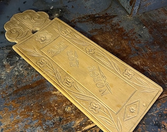 Tabla de cortar/decoración de pared noruega "ALT FOR NORGE" del siglo XIX, tallada a mano, con un patrón único. Arte popular rústico escandinavo, con pátina.