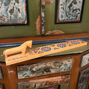 1970 Stunning Norwegian mangle board with unique carving, hand crafted folk art from Norway, Scandinavian wall hanging