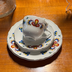First Sorting, 1990 Porsgrund Porcelain Farmers Rose coffee/ tea/ breakfast trio with Gold Trim, Norwegian farmhouse style, Nordic Pattern