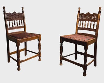 Un par de sillas de pino de granja de principios del siglo XIX, arte popular artesanal, Noruega