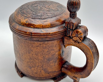 Jarra de madera noruega de 1700, antigüedad primitiva, ricamente tallada a mano.