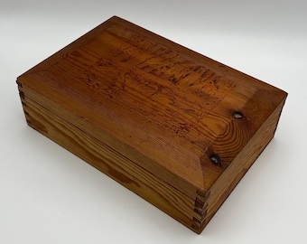 Caja de recuerdos y recuerdos vintage de c. 1940, joyero/caja de mesa, pino natural con decoración quemada, arte popular, estilo campestre/de granja