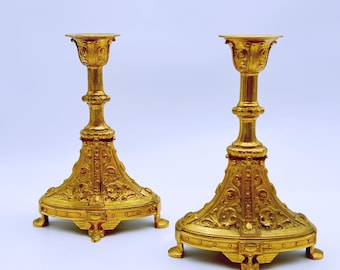 Candelabros de latón chapados en oro, estilo neogótico, del siglo XIX, Alemania.