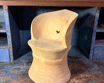 Muñeca Kubbestol vintage de los años 80, procedente de Telemark, Noruega. Hecha a mano de estilo nórdico/noruego/escandinavo, ideal para inauguración de casa o para el hogar. Estilo rústico campestre.