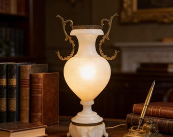 Lámpara de mesa con forma de urna, tallada en alabastro y bronce dorado, principios del siglo XX, Italia