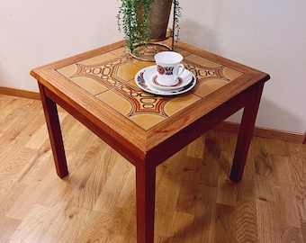 Mesa auxiliar de madera de teca con azulejos, diseño moderno danés de mediados de siglo, VTG, década de 1960, mesa de lámpara, mesa auxiliar para té y café, estilo retro escandinavo