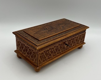 Caja antigua primitiva tallada a mano, con fecha de 1911, caja rústica para recuerdos y recuerdos, joyero/caja de mesa, arte popular raro, almacenamiento en cabaña, Noruega